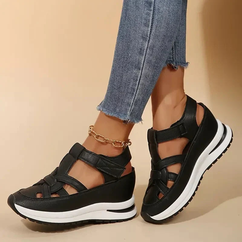 Moda estiva: sandali da donna platform eleganti con chiusura, design chic per comfort quotidiano e stile in bianco/nero.