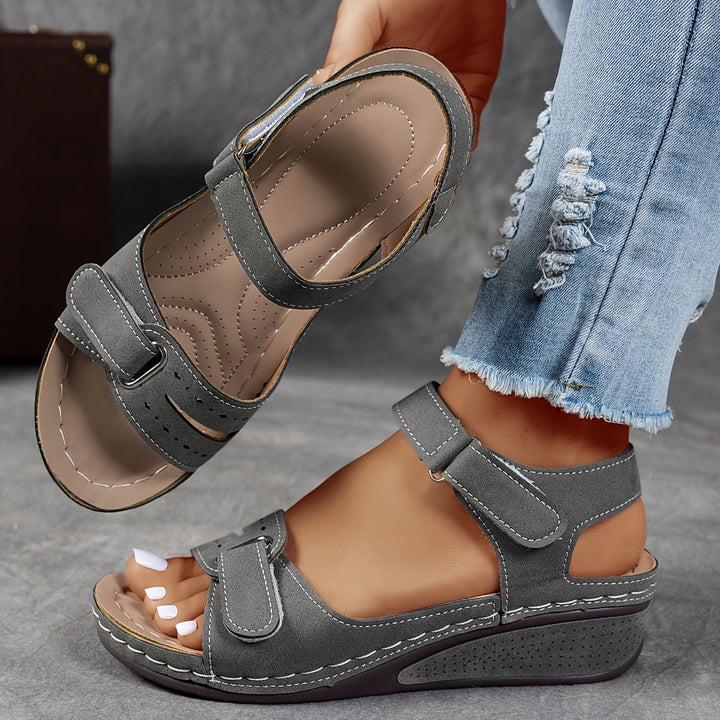 Sandali ergonomici unisex, comodi ed eleganti, ideali per l'estate e il passeggio di uomo e donna.