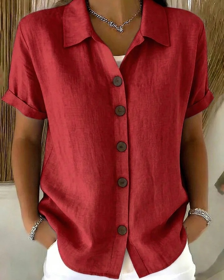 Blusa donna a maniche corte, design elegante con bottoni, ideale come camicetta casual.