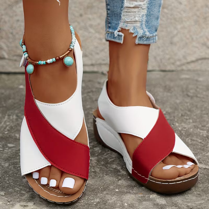Sandali estivi donna con fasce incrociate e plateau, design alla moda, ideali per giornate casual.