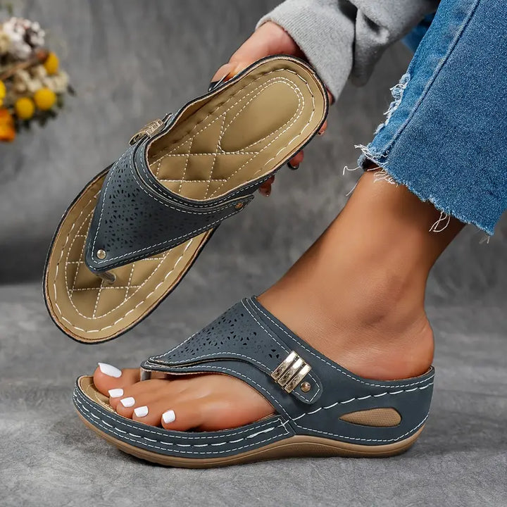 Calzature infradito da donna per l'estate, ideali per la spiaggia, piscina o look casual quotidiano.