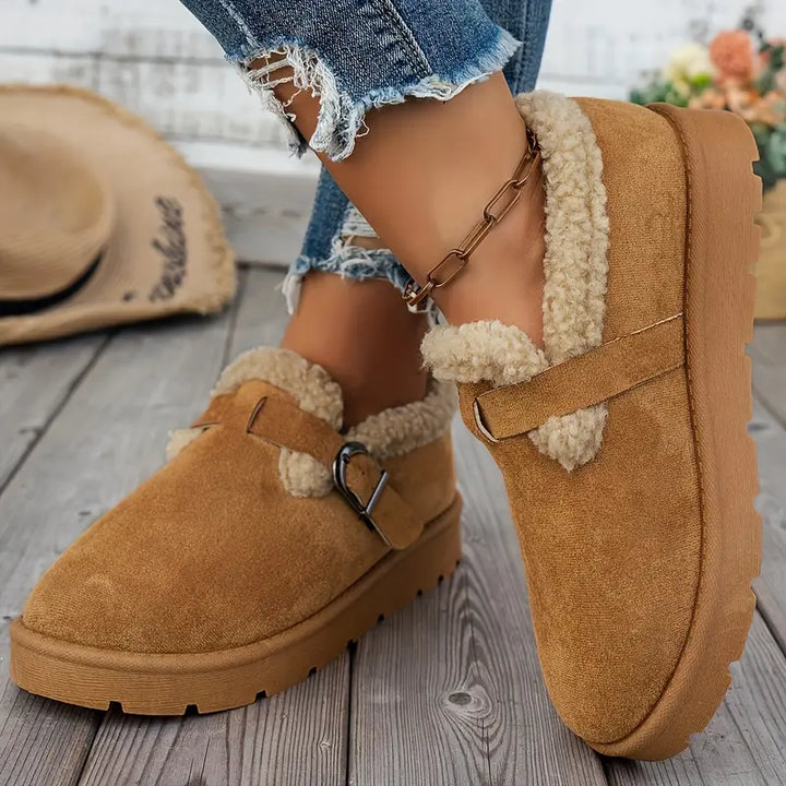 Scarpe slip-on donna invernali, vista dall'alto, calzature comode e pronte all'uso.