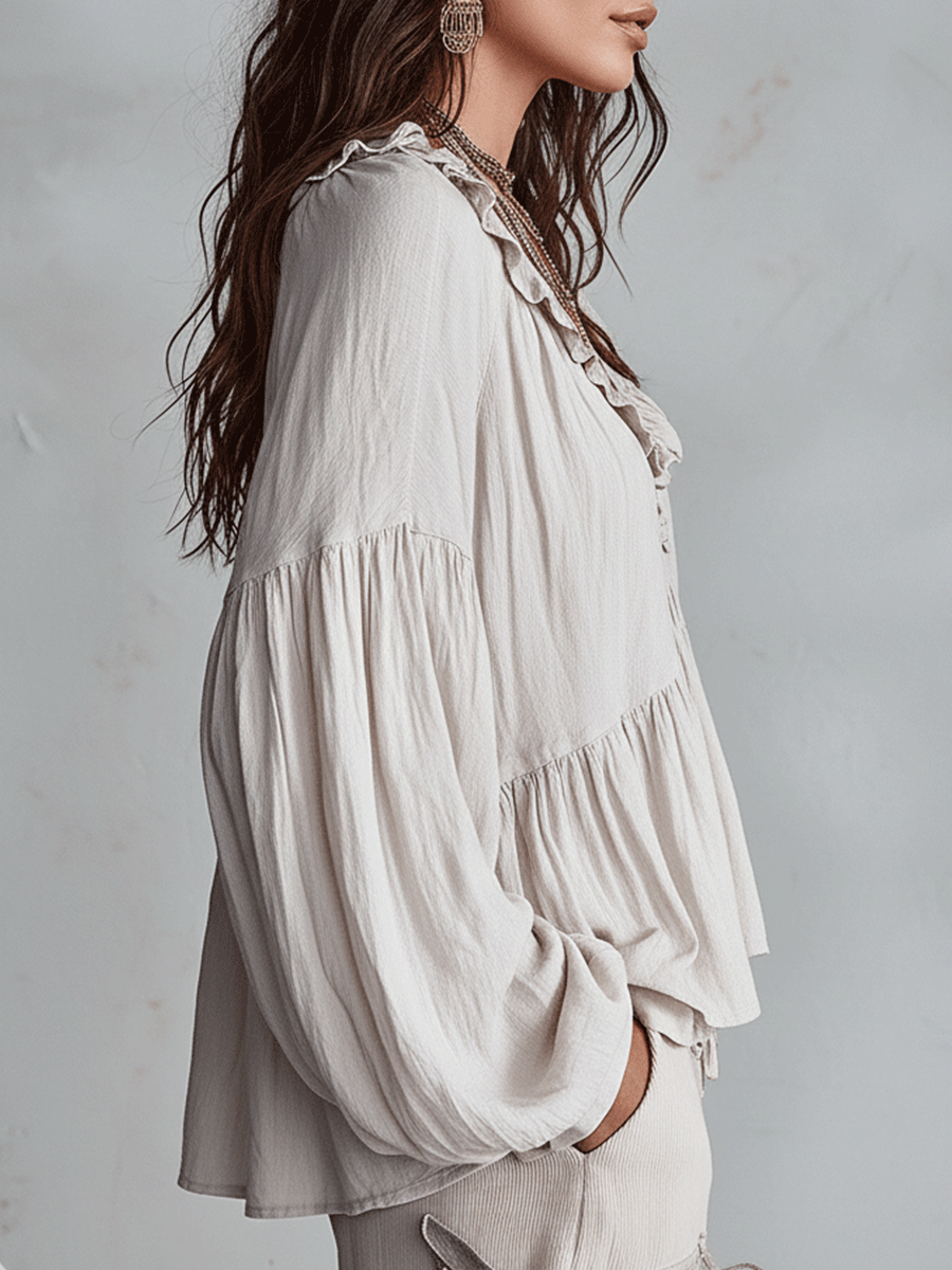 Blusa elegante da donna, con volant e design leggero, adatta per look versatili.