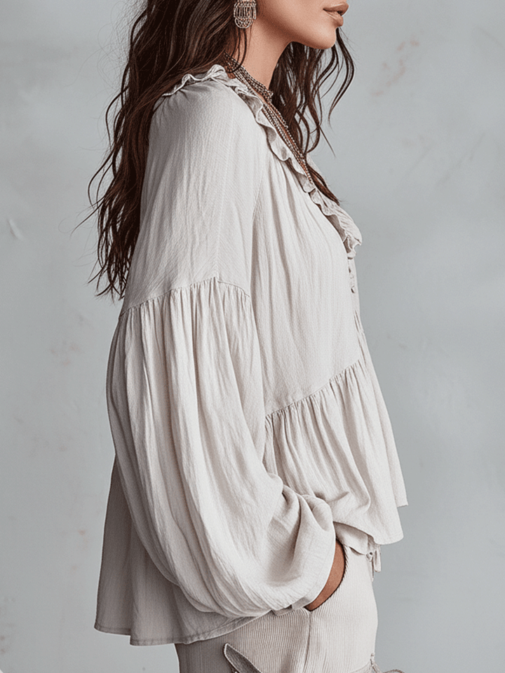 Blusa elegante da donna, con volant e design leggero, adatta per look versatili.