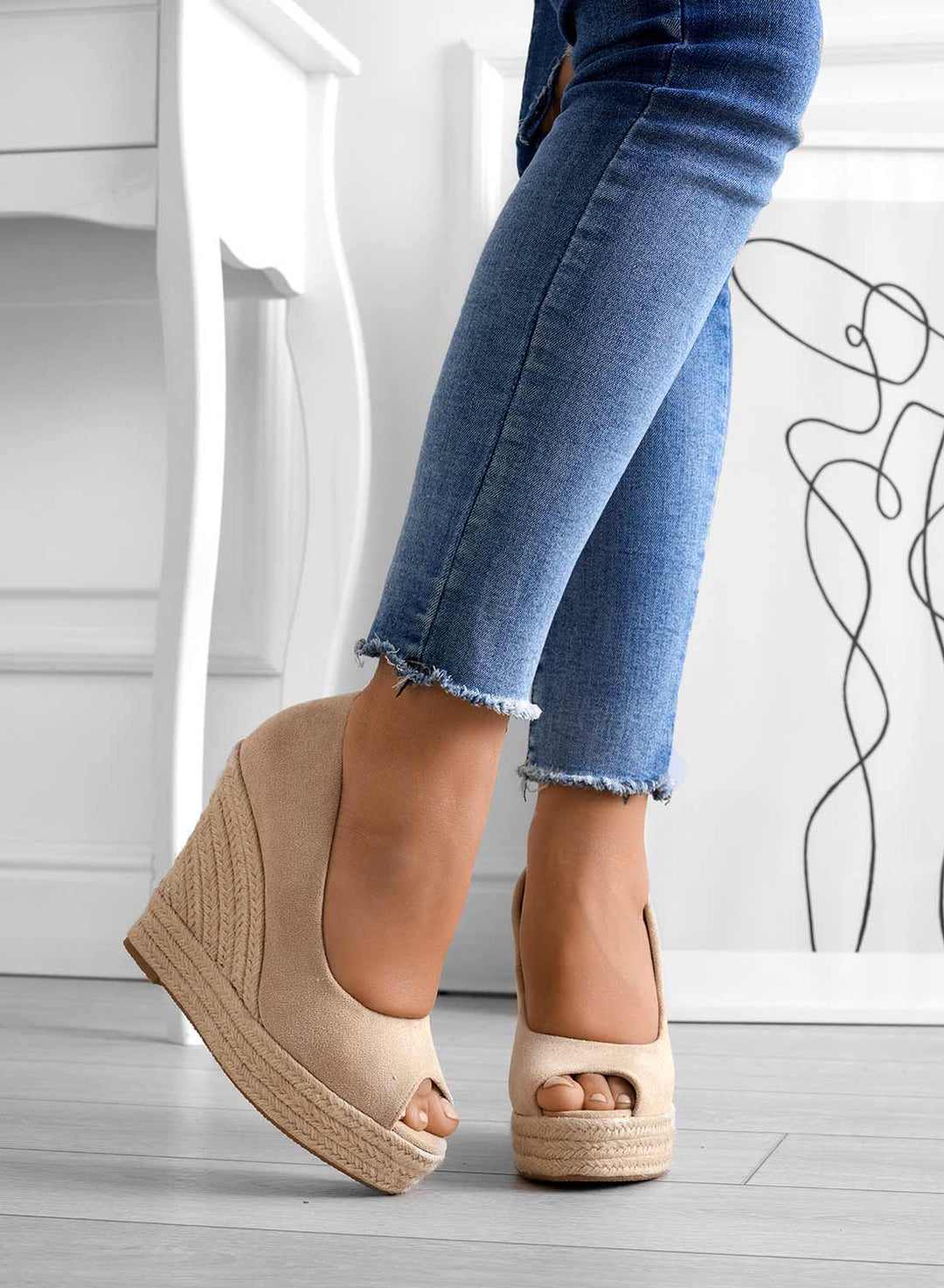 Eleganti sandali estivi da donna con zeppa, fasce incrociate comode per un look versatile casual.
