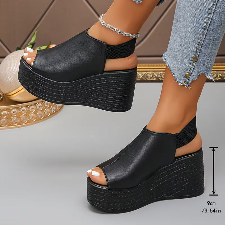 Sandali donna con zeppa slingback, calzature casual-eleganti perfette per outfit estivi quotidiani e comodi.