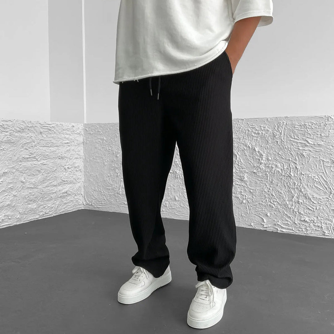 Pantaloni uomo oliva scuro, stile casual-elegante. Vita regolabile e vestibilità comoda per un look athleisure.