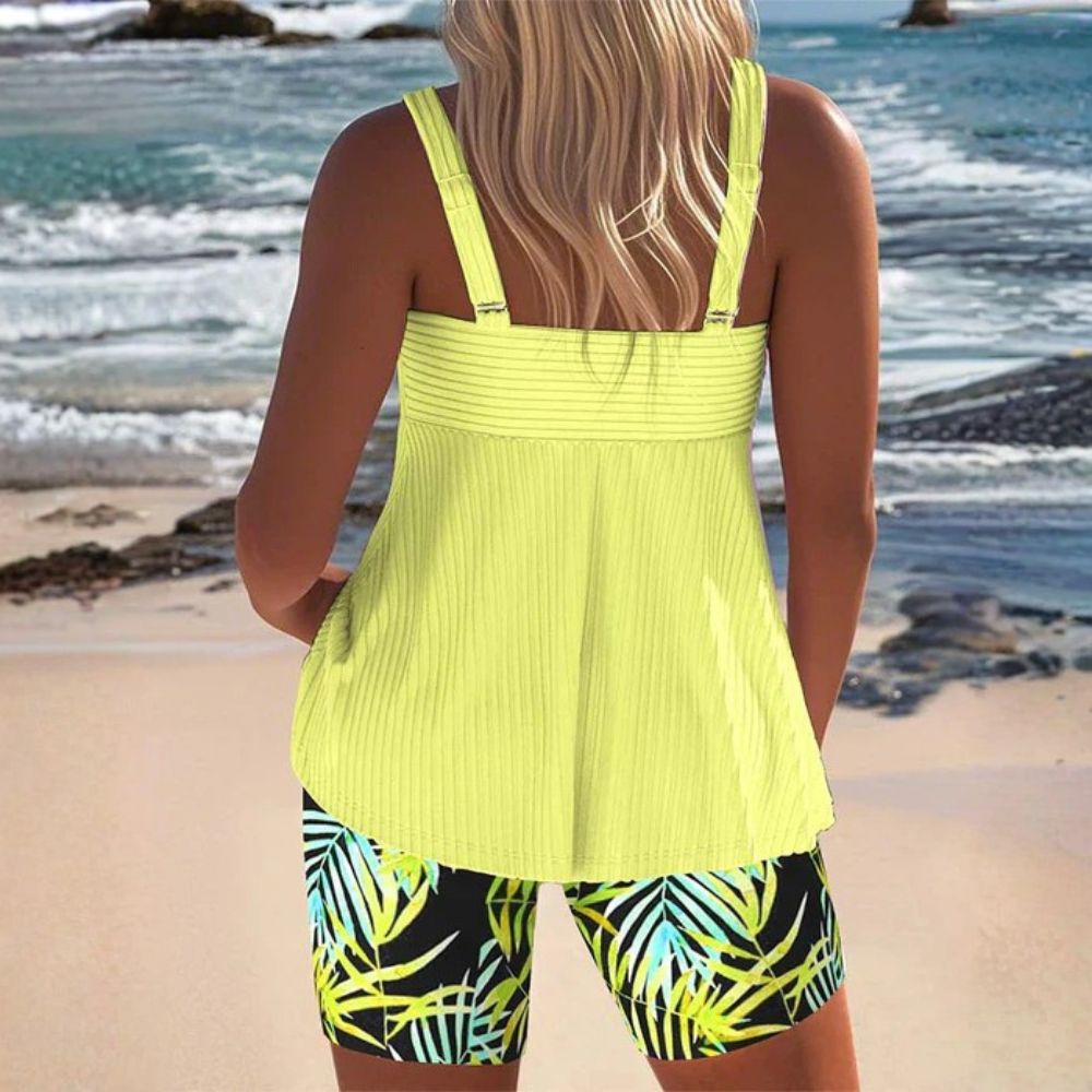 Dettaglio tankini donna modellante a costine e shorts tropicali. Colori vivaci per la tua vacanza al mare.
