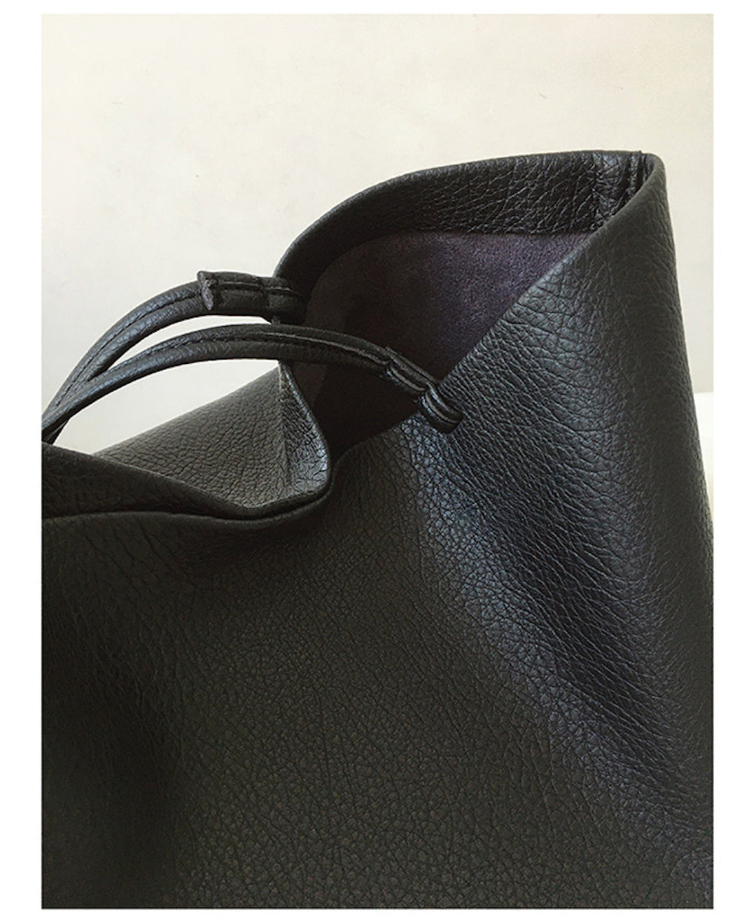 Dettaglio borsa tote donna spaziosa con manici robusti in pelle sintetica.