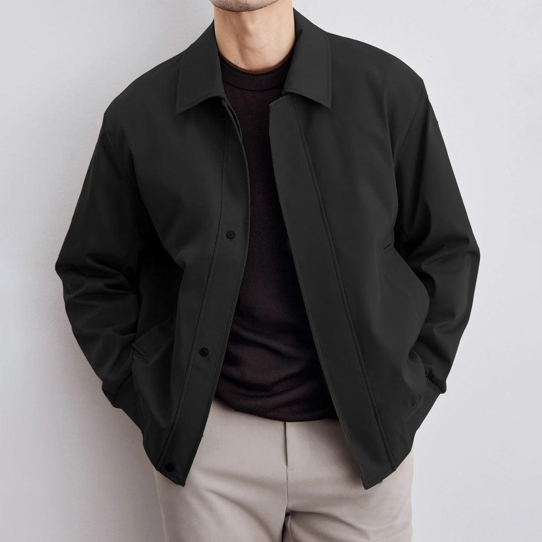 Giacca bomber uomo khaki, stile vintage con tocco moderno. Capo spalla casual per autunno e inverno.