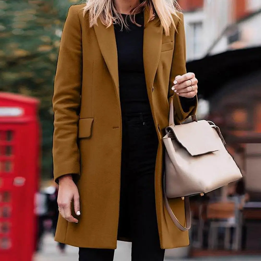 Cappotto lungo marrone da donna, con taglio sfiancato e revers, un capo di moda autunnale versatile.