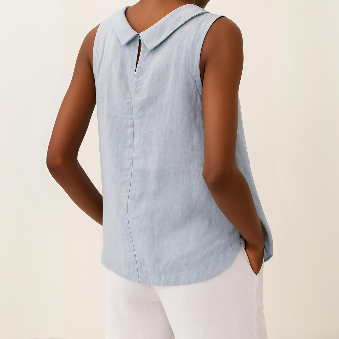 Top estivo donna a collo alto, stile minimalista e senza maniche, per un outfit moderno e confortevole.