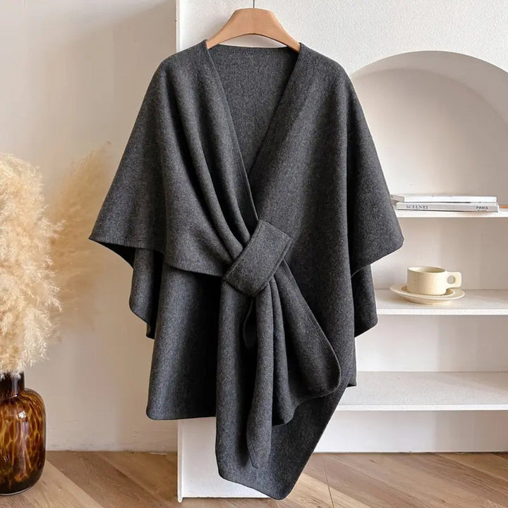 Cappotto donna antivento, mantella calda e comoda, essenziale per la stagione fredda.
