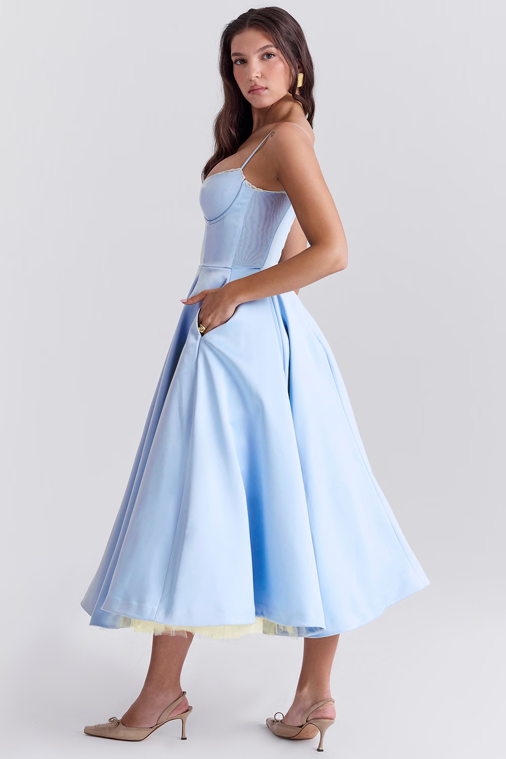 Abito midi elegante per donna, perfetto per cerimonie estive e primaverili.