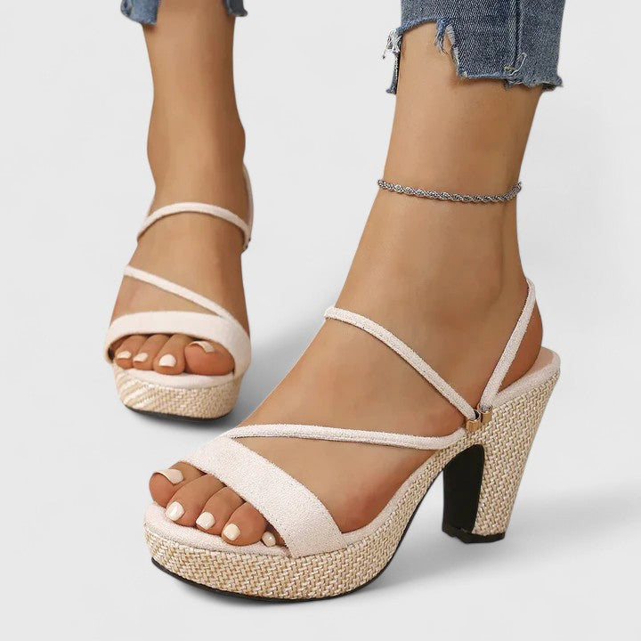 Décolleté bianche raffinate donna con tacco, perfette per spose o eventi formali, massima eleganza.