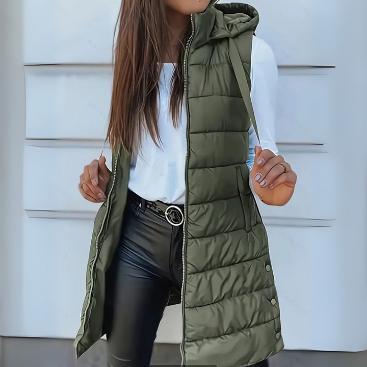 Gilet donna lungo smanicato con cappuccio. Capospalla imbottito, leggero per transizione moda autunno inverno.