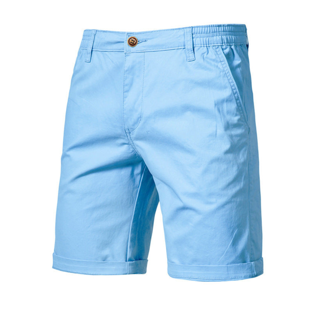 Pile di pantaloncini estivi uomo, comodi ed eleganti, pronti per un outfit vacanza estivo.