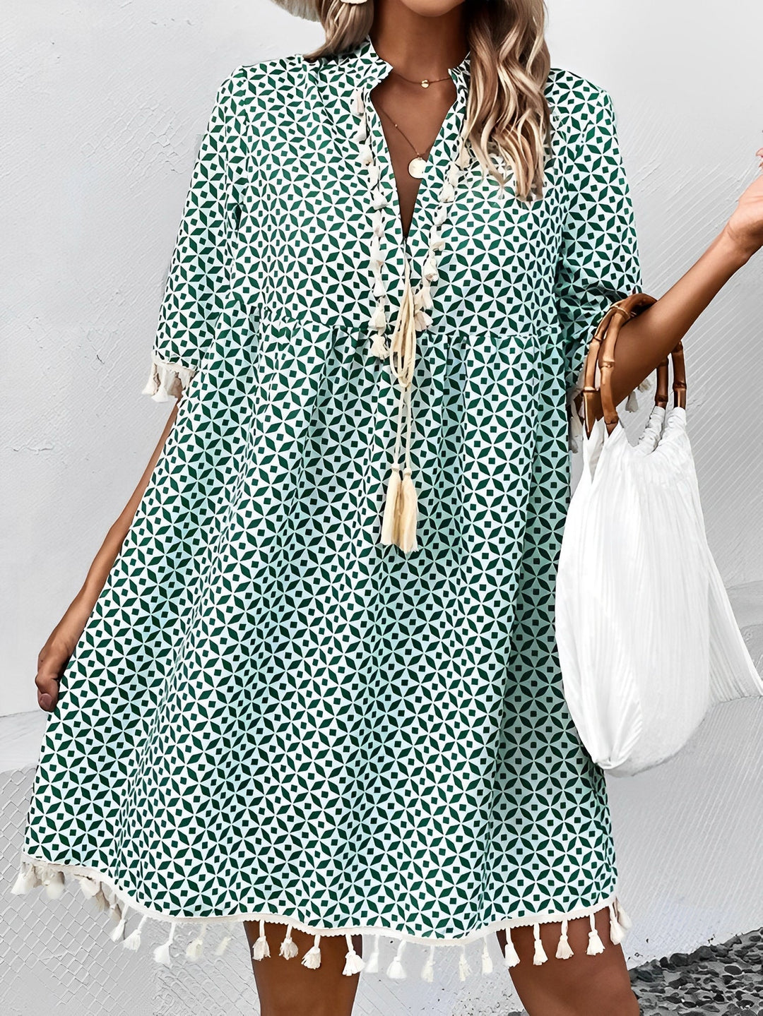 Moda mare: vestito estivo corto a pois blu da donna, con nappe e maniche corte. Ideale per vacanze.