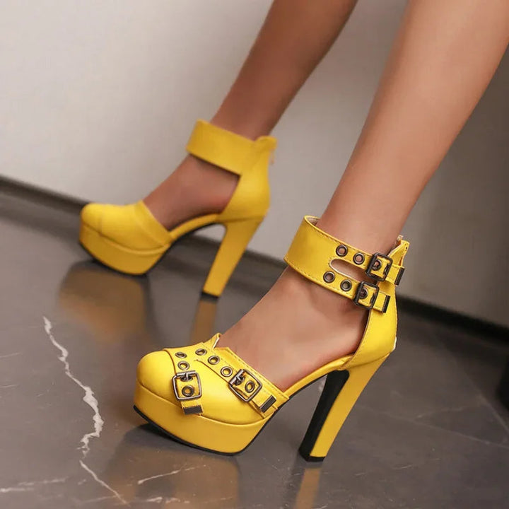 Sandali eleganti da donna con tacco largo e doppia fibbia per un look sofisticato e confortevole.