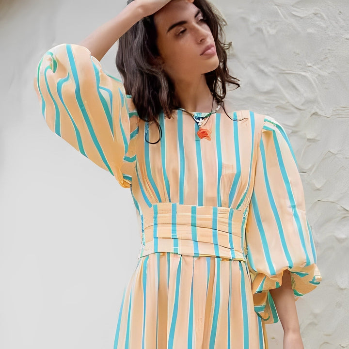 Vestito midi donna fluido, per un look estivo elegante e comodo. Moda versatile senza maniche in giallo.