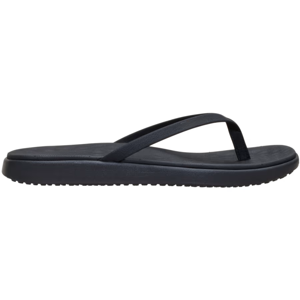 Donna indossa infradito Maui Breeze, scarpe estive ideali per comfort e stile casual in città o spiaggia.