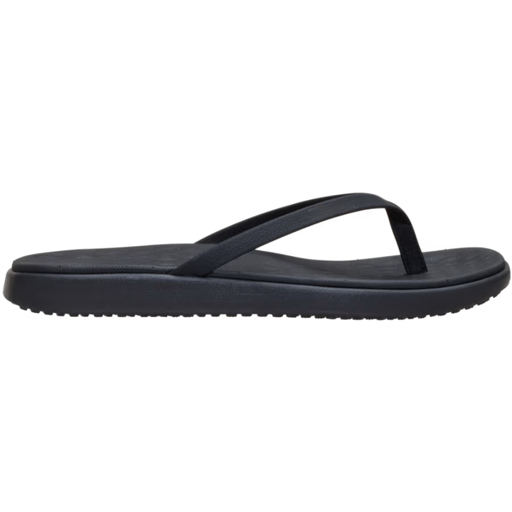 Donna indossa infradito Maui Breeze, scarpe estive ideali per comfort e stile casual in città o spiaggia.
