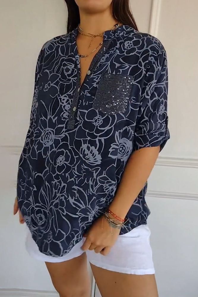 Top donna estivo celeste e bianco, con stampa floreale traforata e colletto aperto per look chic.