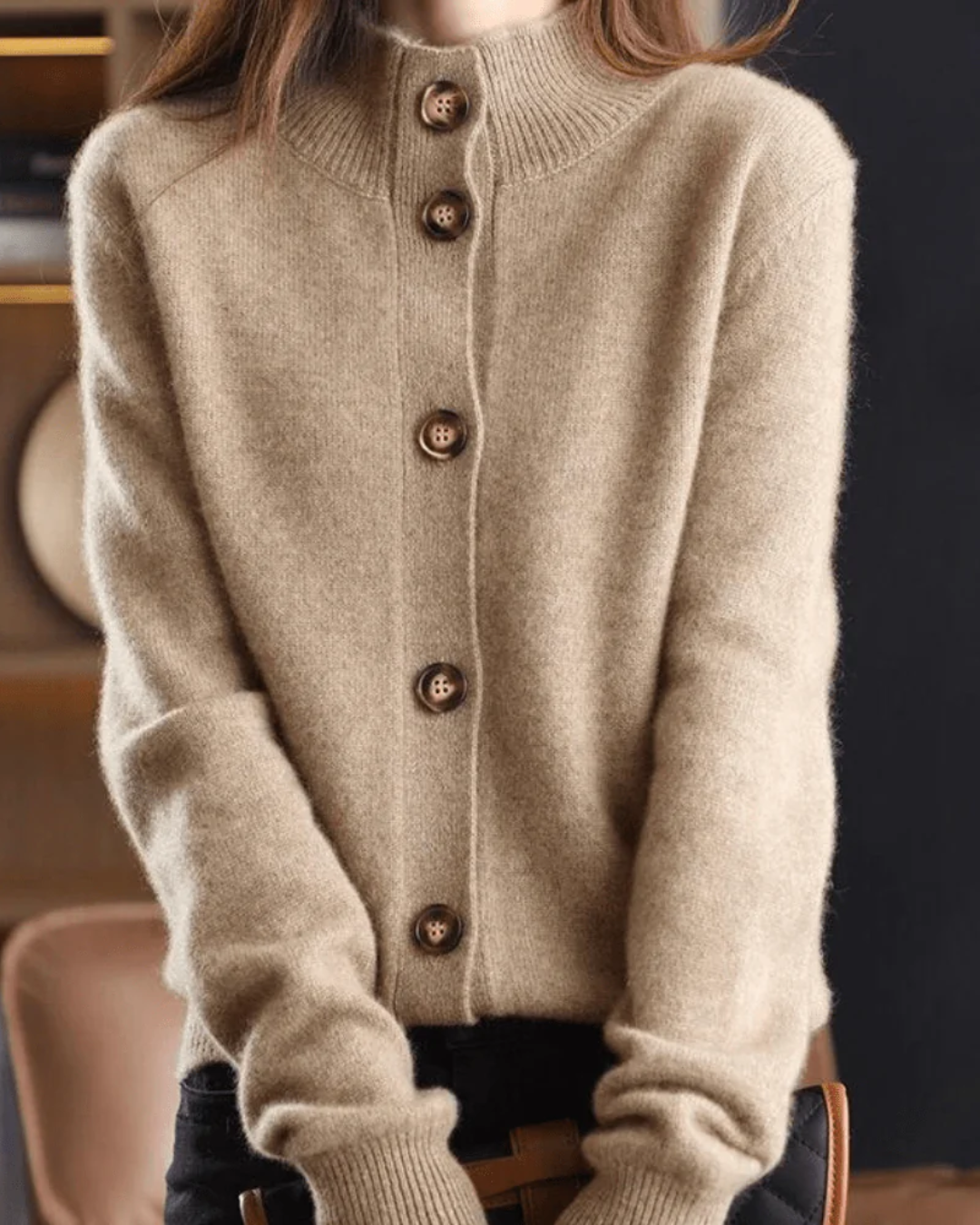 Cardigan donna a scollo V con bottoni, design semplice ed elegante, perfetto per ogni occasione.