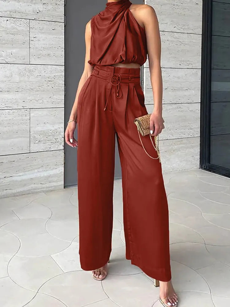 Moda estiva donna: completo con crop top corto e pantaloni palazzo ampi per un look casual o elegante.