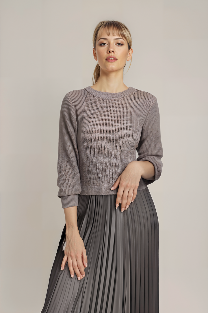 Completo donna invernale elegante con maglione in maglia e gonna plissé in raso. Outfit chic autunnale.