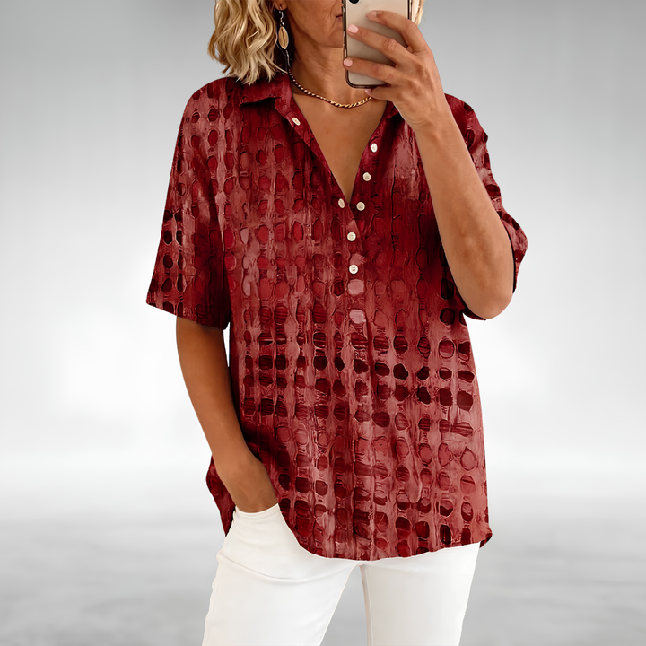 Top donna estivo traforato a manica corta, con colletto. Per un look casual o elegante in primavera.
