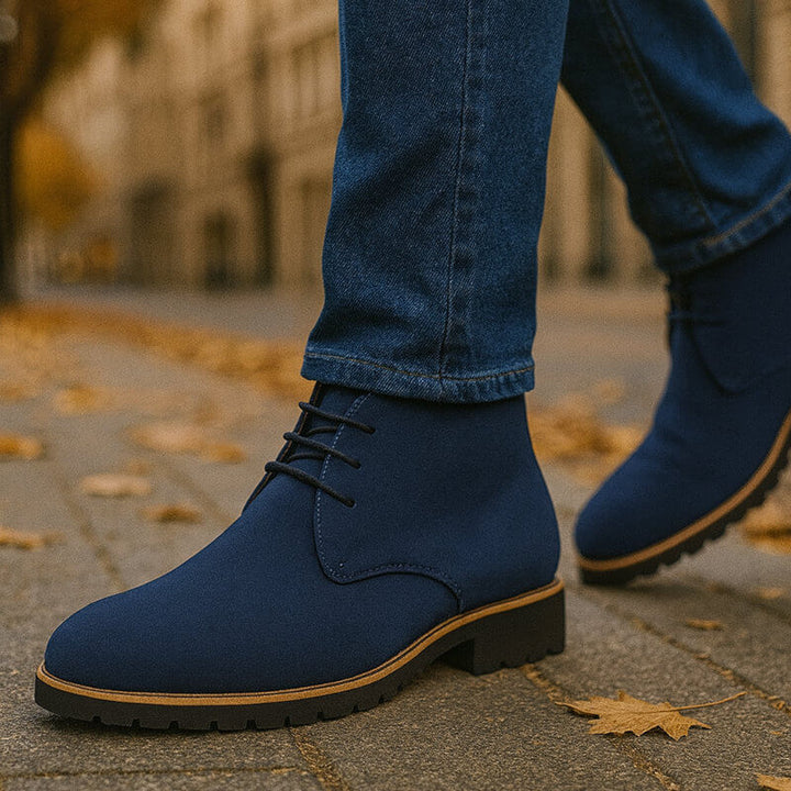 Stivali uomo high-top neri in pelle, ideali per uno stile elegante e aderenza. Scarpe uomo di tendenza.