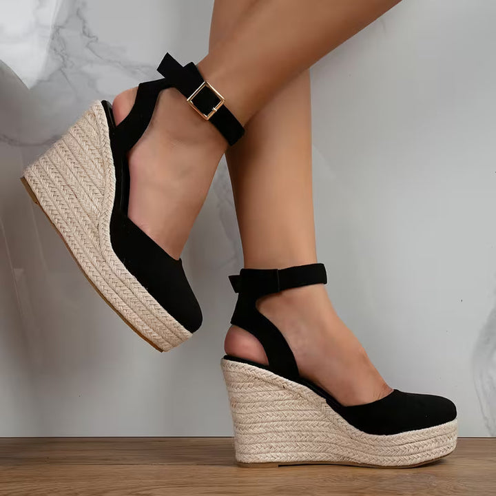 Design moderno: sandali donna con zeppa e cinturino slingback. Scarpe estive che uniscono comfort e tendenza.