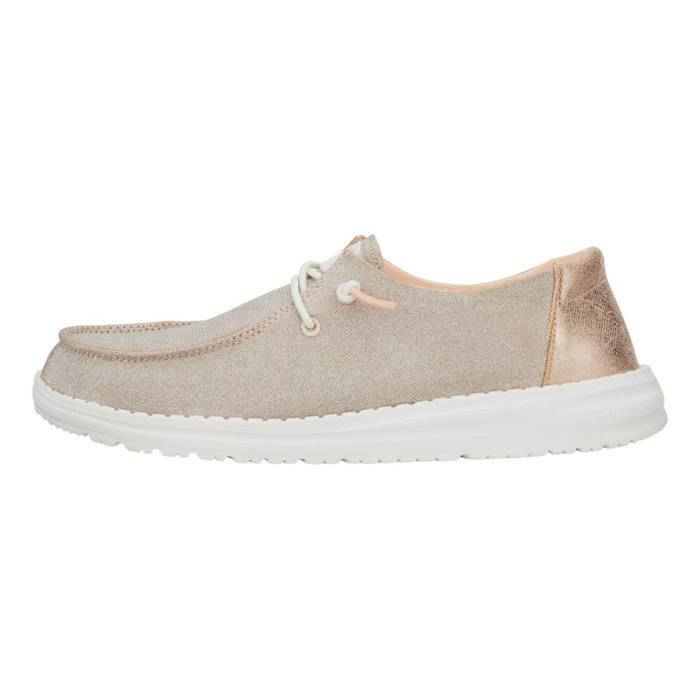 Dettaglio scarpe slip-on scintillanti da donna, texture brillante e design moderno, ideali per moda casual.
