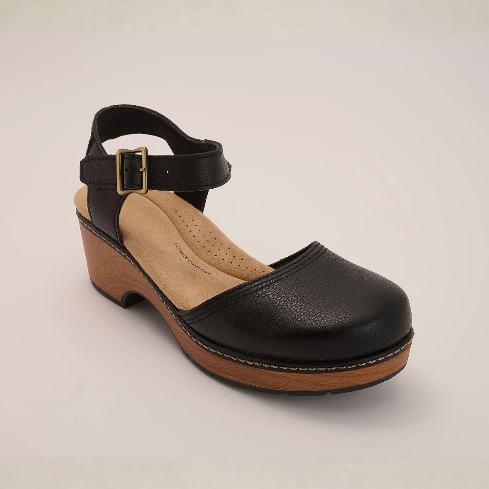 Dettaglio zoccoli donna Nora con plateau. Scarpe comode e di tendenza per un outfit estivo.