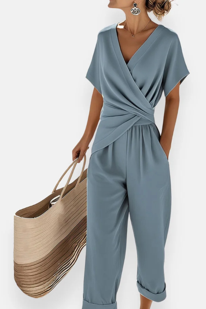 Tuta corta donna comoda ed elegante con scollo a V e tasche. Ideale per look estivi casual chic e moda donna.