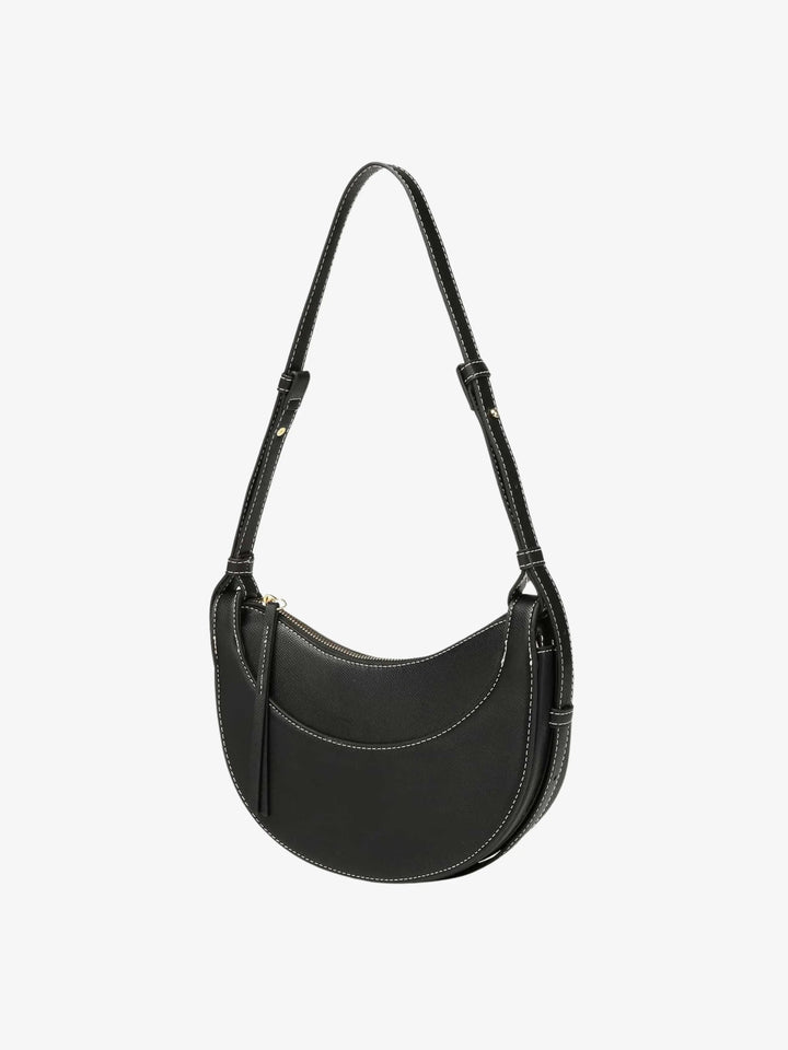 Moda donna: borsa a tracolla curva con nappina, un accessorio versatile per ogni giorno.
