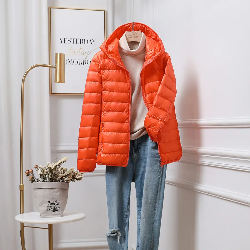 Moda donna: giacca trapuntata con cappuccio, leggera e confortevole. Perfetta per il freddo.