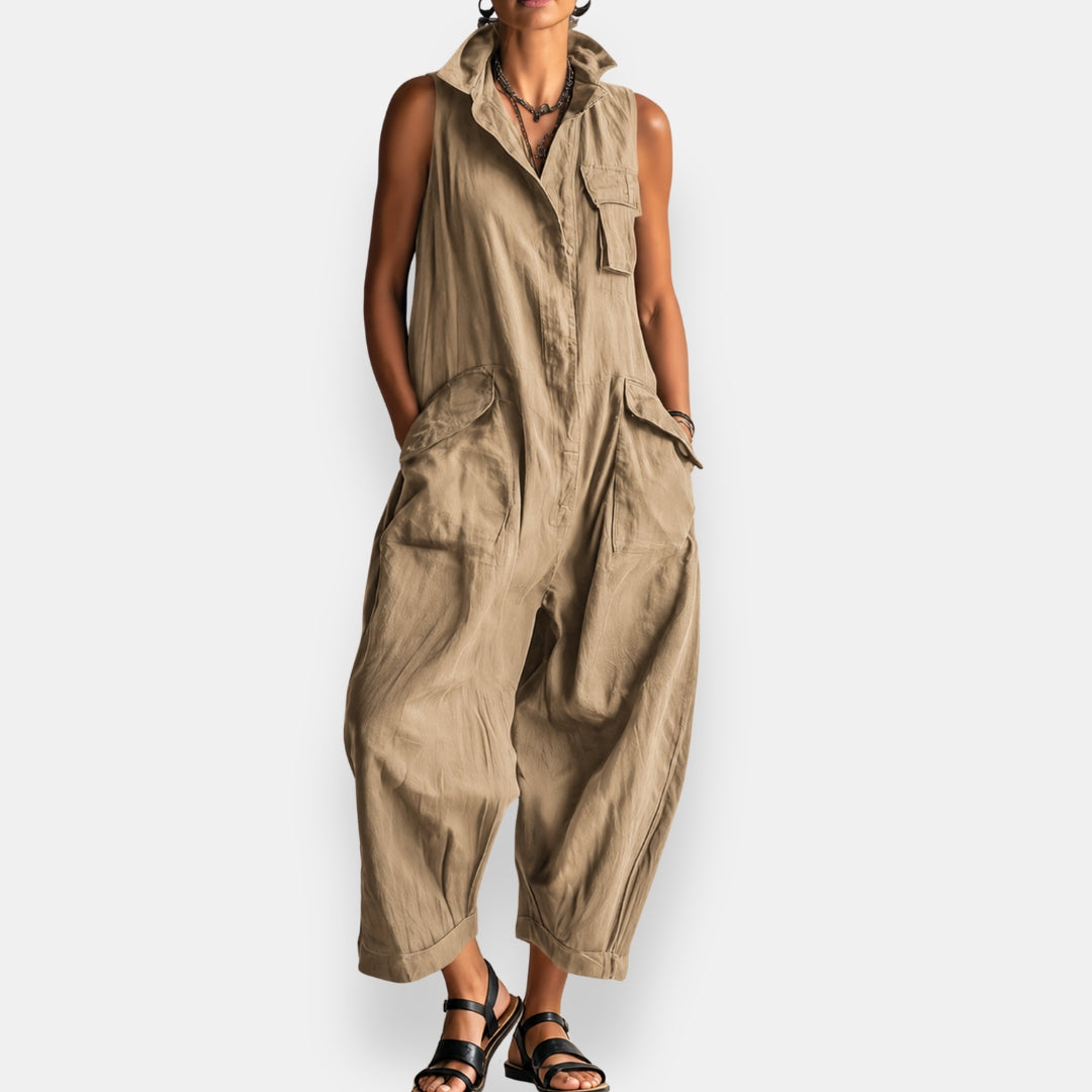 Comoda tuta donna oversize in poliestere, senza maniche, con funzionali tasche utility per abbigliamento casual chic.