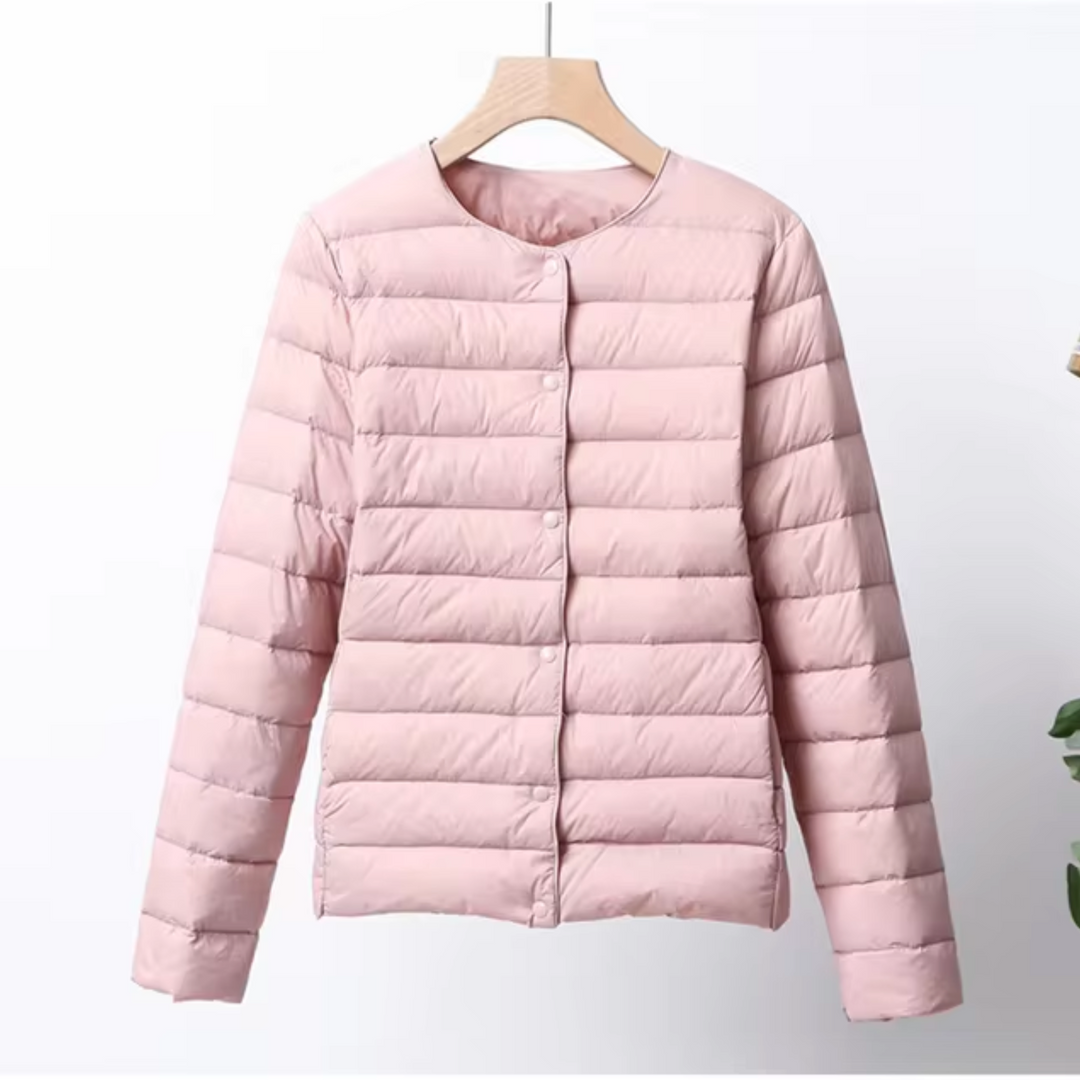 Piumino donna leggero e casual, ideale per attività all'aperto e viaggio. Comfort e stile per le mezze stagioni.