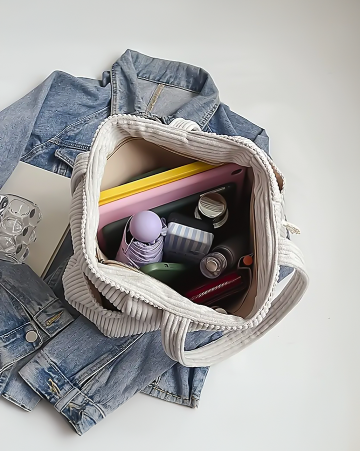 Accessorio moda: borsa a spalla da donna in velluto a coste, design casual ed elegante per ogni outfit.