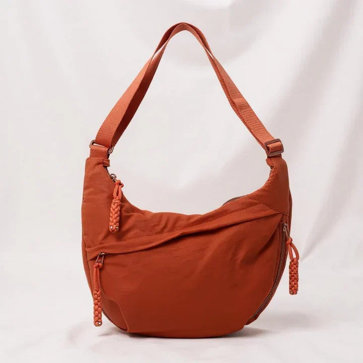 Borsa a tracolla donna in nylon disponibile in vari colori, con tasche zip, per uno stile quotidiano versatile.