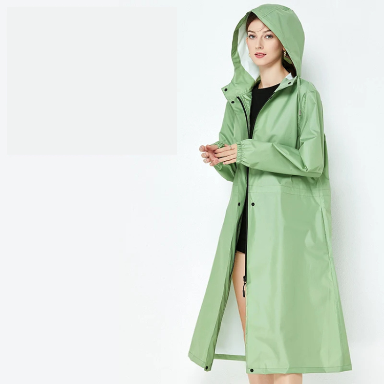 Giacca lunga donna per pioggia, con dettagli pratici e uno stile contemporaneo.