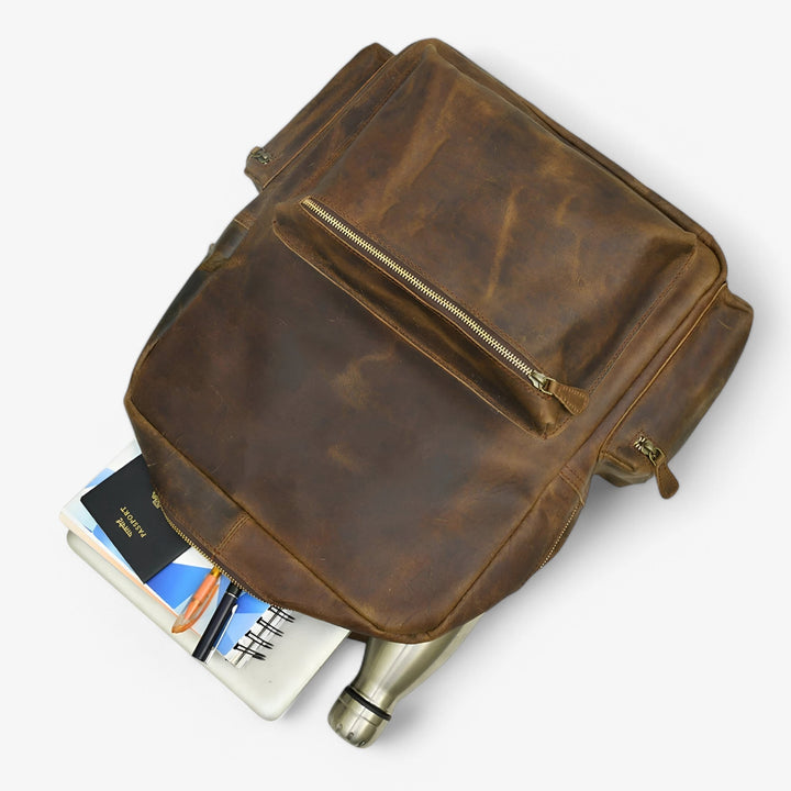 Zaino multitasche marrone per viaggi e quotidianità, accessorio pratico e comodo per ogni adulto.