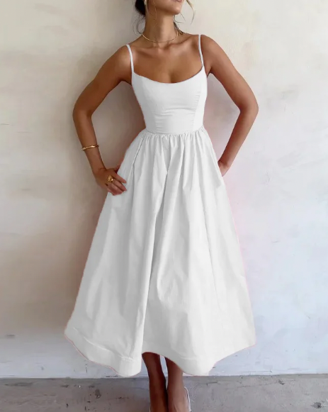Abito donna midi svasato senza maniche, un capo essenziale per la primavera estate, perfetto per ogni occasione.