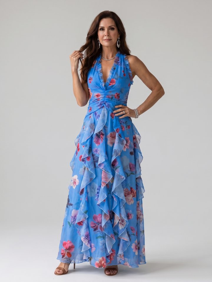Donna indossa elegante abito maxi floreale halter per serate estive. Perfetto per un look da vacanza chic.