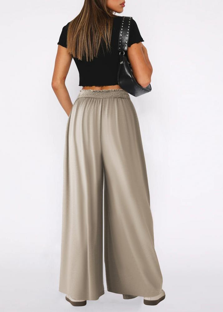 Outfit donna: pantaloni a gamba larga e vita elasticizzata, morbidi, ideali per il relax estivo.
