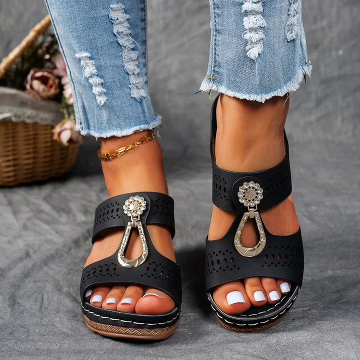 Mule da donna con dettaglio gioiello, sandali eleganti a tacco basso per l'estate.