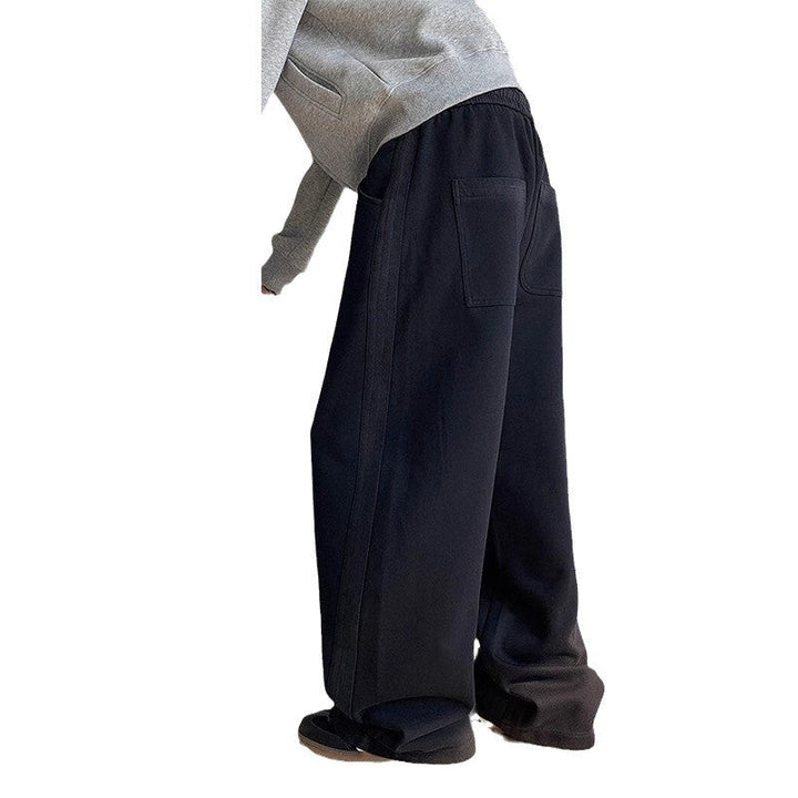 Pantaloni uomo gamba dritta, vita media, stile retrò. Tinta unita, comodi e versatili per ogni occasione.
