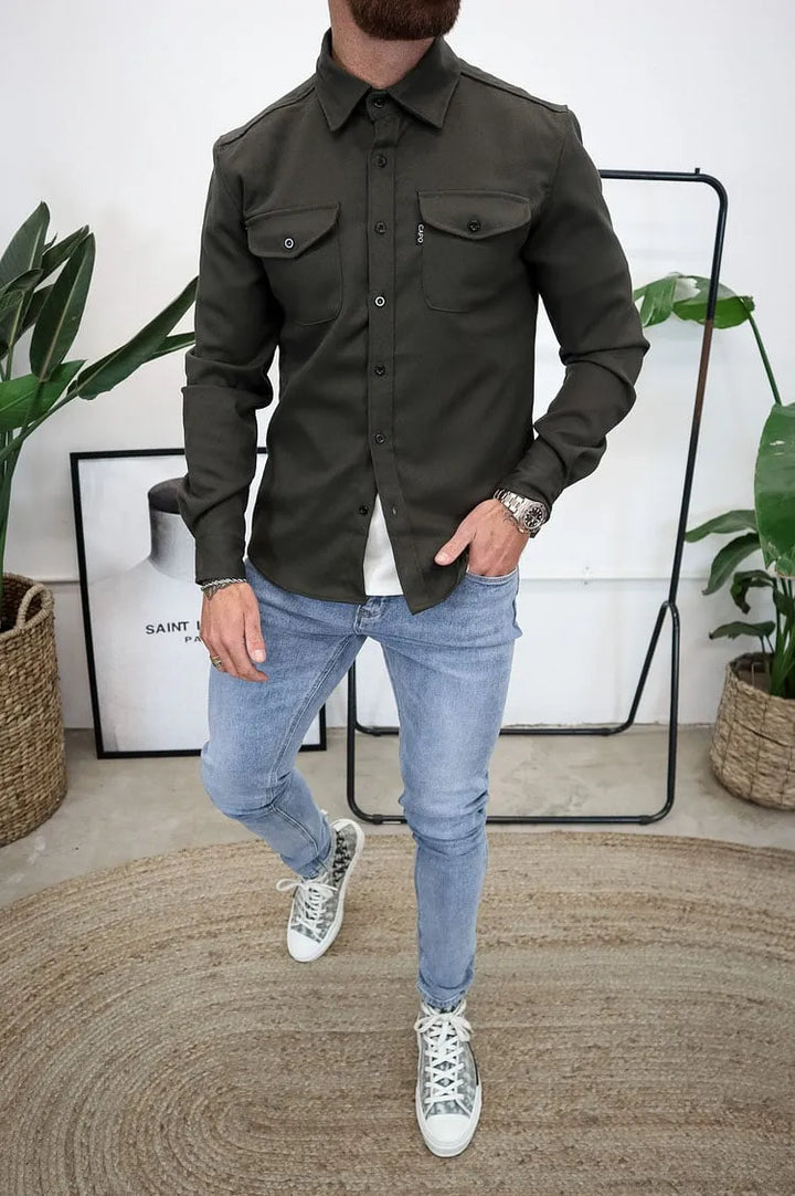 Camicia maschile elegante a maniche lunghe, abbigliamento versatile con bottoni.